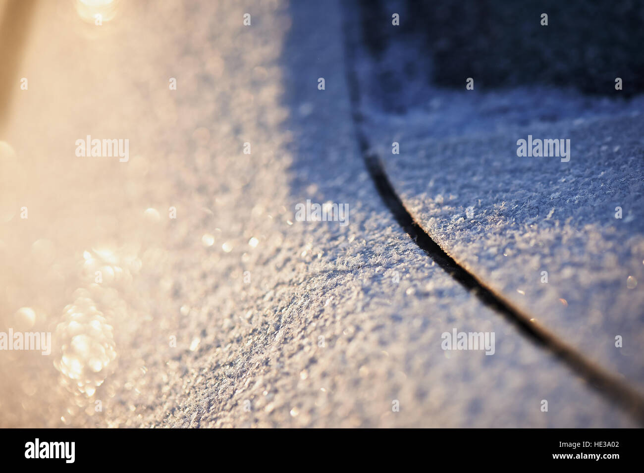 Sulla superficie della macchina brilla e brilla al sole il gelo. La struttura di immagine. Foto Stock