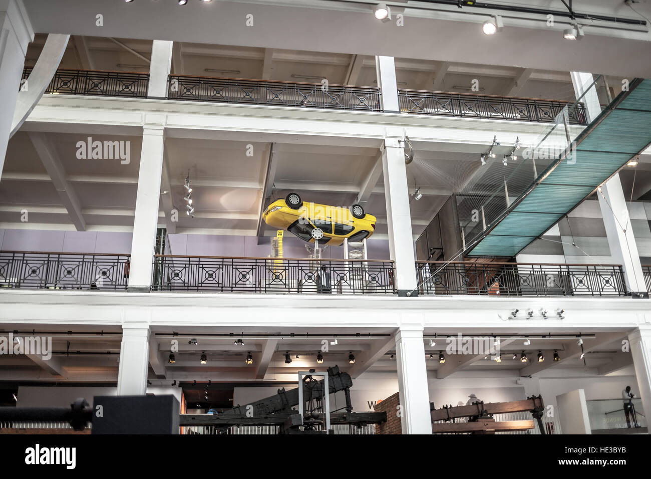 Museo della Scienza di Londra UK, giallo auto sospesa sul tetto a soffitto Foto Stock