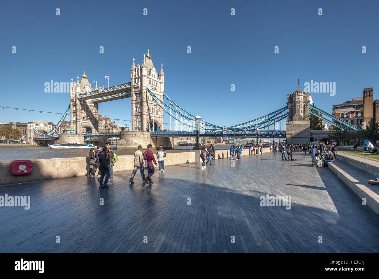 Londra REGNO UNITO, gente camminare lungo il Tamigi vicino al Tower Bridge Foto Stock