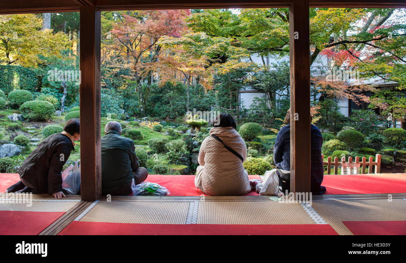 Visualizzazione di foglie di autunno a Sanzen-nel tempio, O'hara, prefettura di Kyoto, Giappone Foto Stock