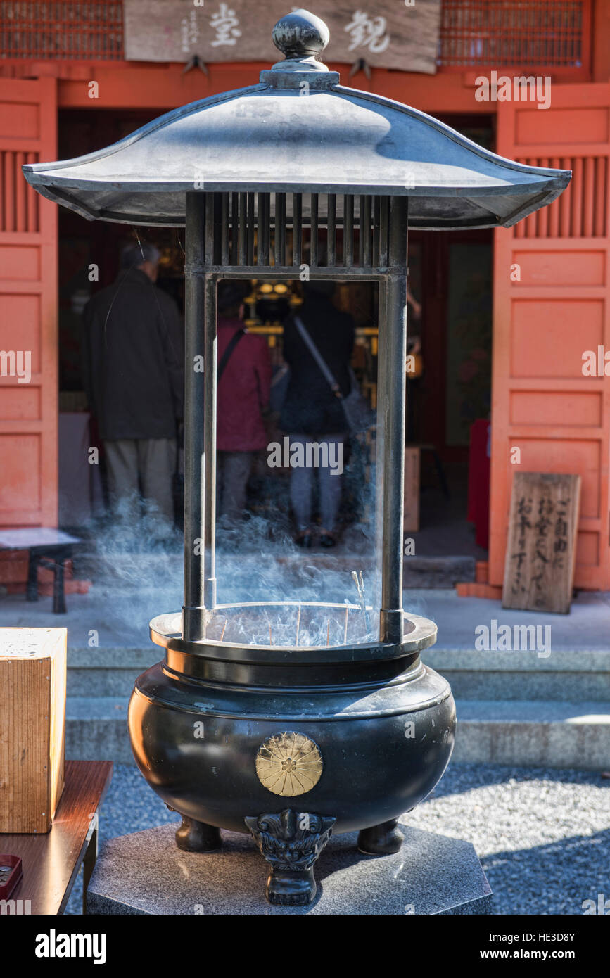 Joss bastoni che brucia a Sanzen-nel tempio, O'hara, prefettura di Kyoto, Giappone Foto Stock