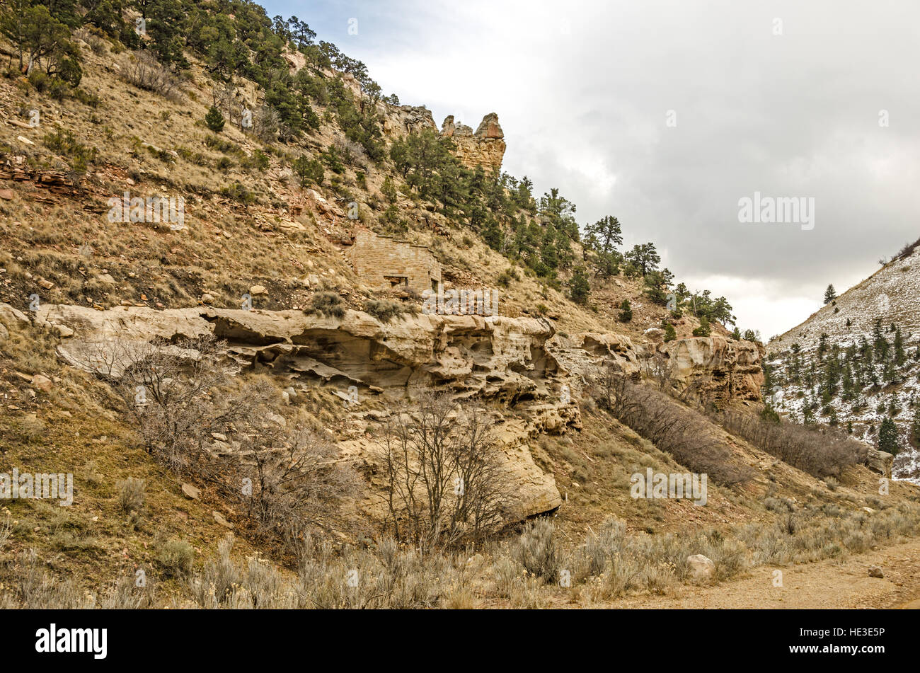 La miscelazione in collina in primavera Canyon di Ghost Town è parte di un edificio in pietra Foto Stock