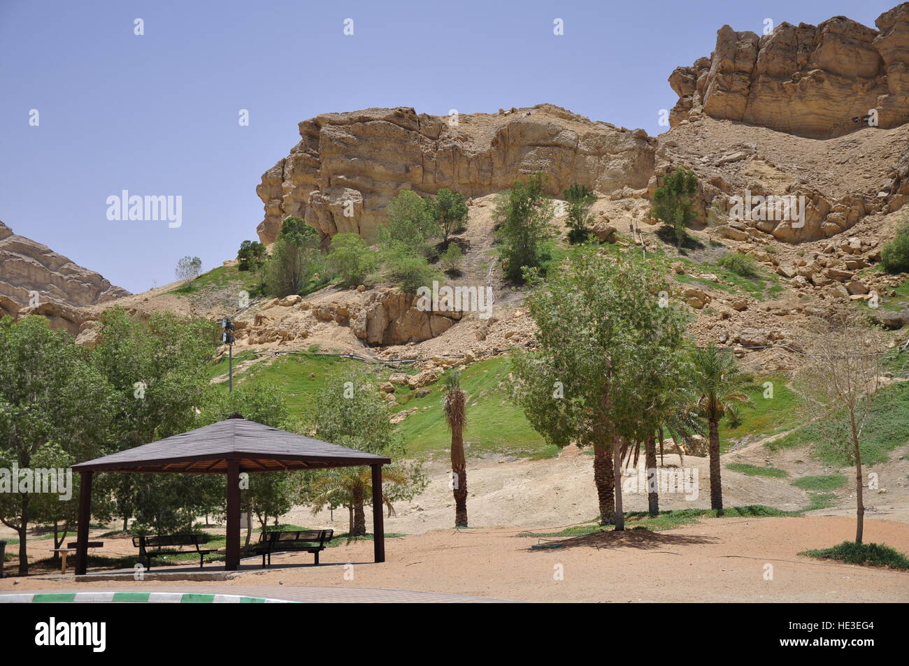 Mubazzarah Dam e del Parco di Al Ain Emirati Arabi Uniti in attesa capannone Roofdeck alberi rocce calcaree Foto Stock
