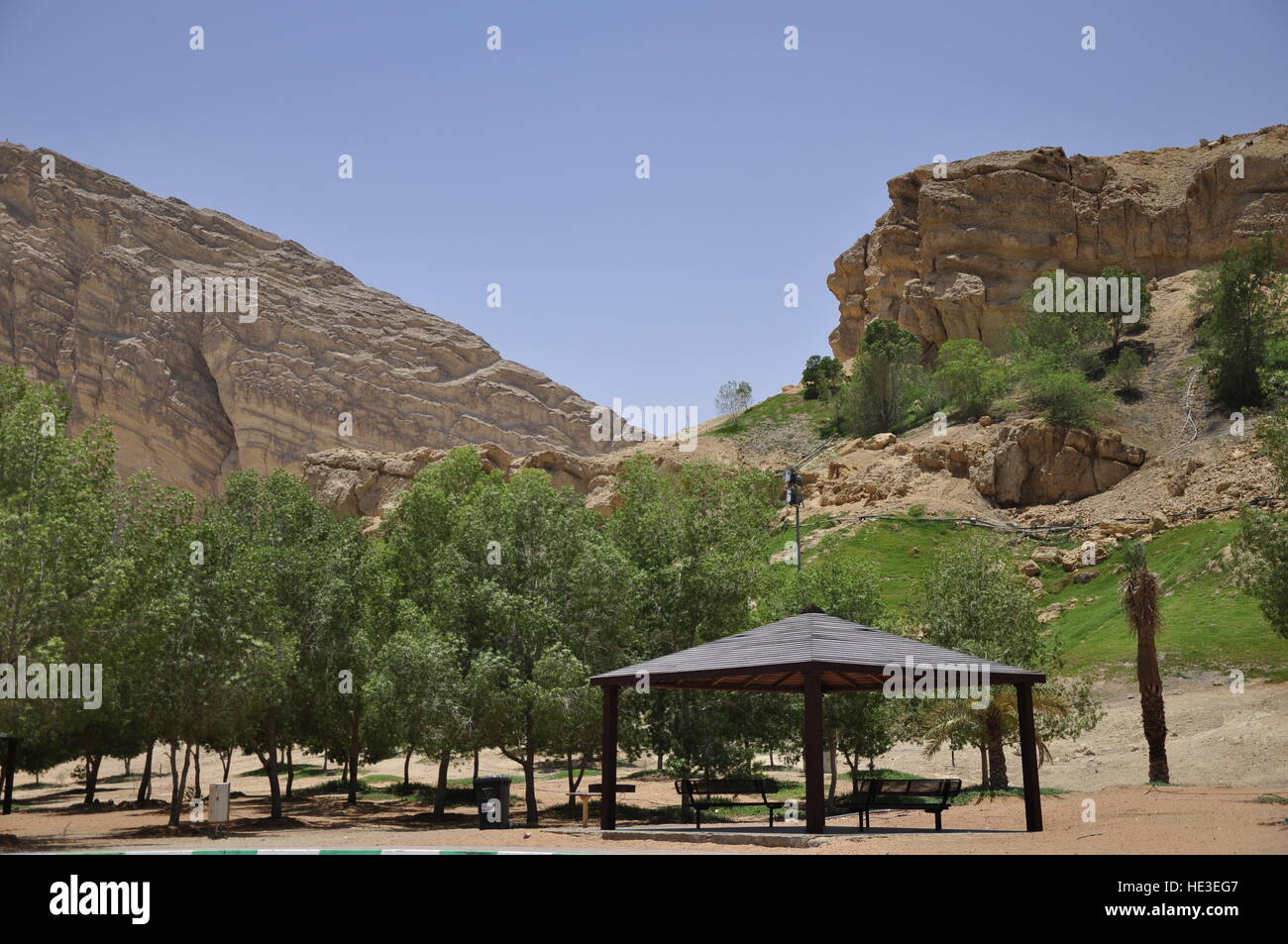 Mubazzarah Dam e del Parco di Al Ain Emirati Arabi Uniti in attesa capannone Roofdeck alberi rocce calcaree Foto Stock