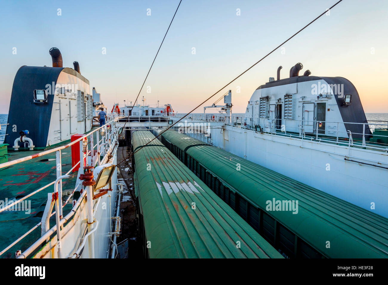 Treno caricati sulla nave sul mare Foto Stock