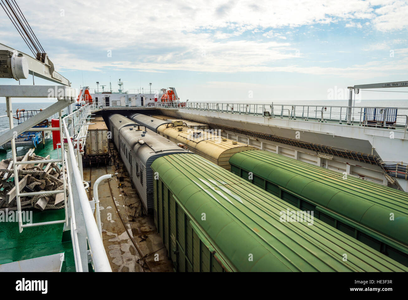 Treno caricati sulla nave sul mare Foto Stock