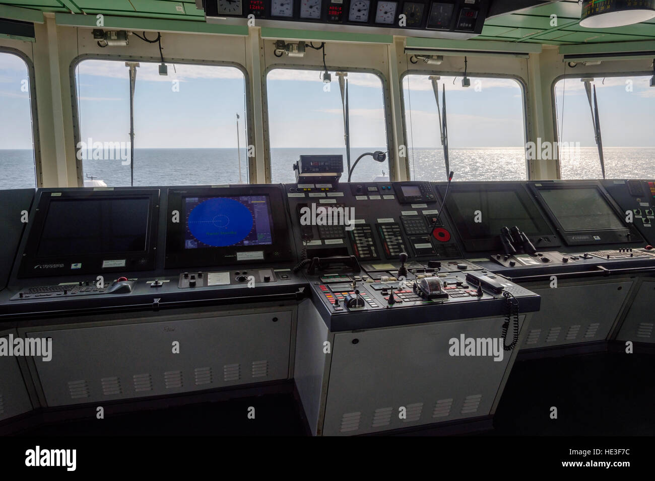 Vista dalla cabina comandante sulla nave sul mare Foto Stock