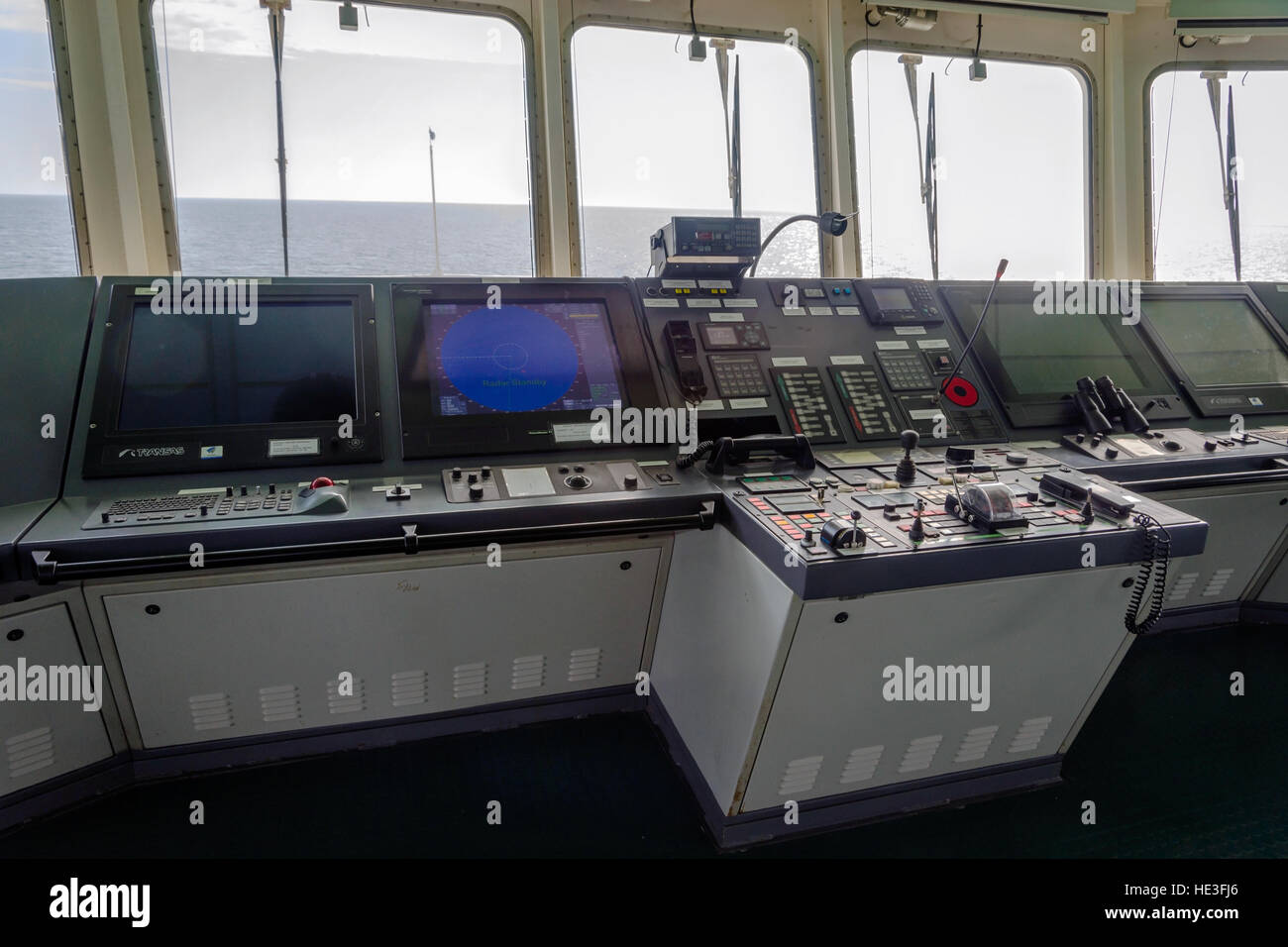 Vista dalla cabina comandante sulla nave sul mare Foto Stock