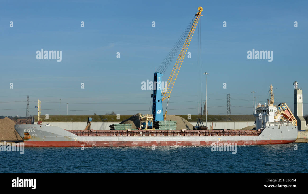 MV Kate C ormeggiato a Southampton Docks scarico delle merci, Southampton, Hampshire, Inghilterra, Regno Unito. Foto Stock