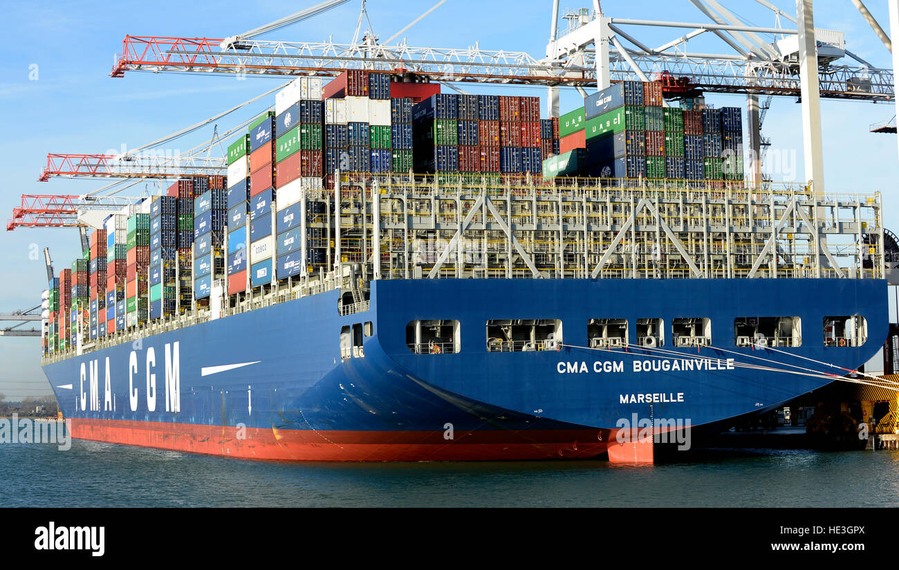 CMA CGM Bougainville nave container contenitori di scarico a Southampton Container Port, Southampton Docks, Hampshire, Regno Unito. Foto Stock