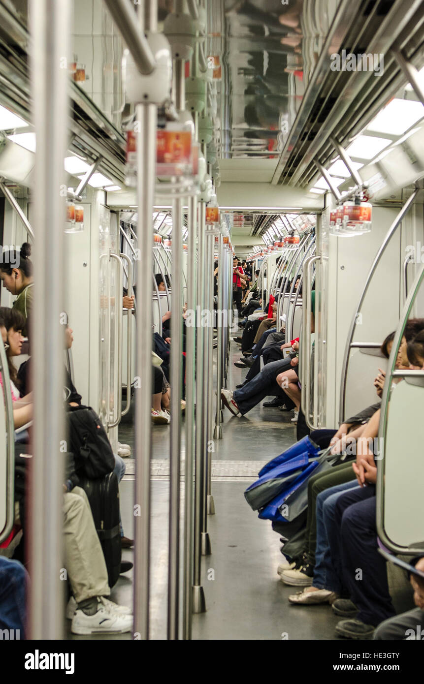 Pendolari in sella metropolitana treno sotterraneo auto Shanghai, Cina. Foto Stock