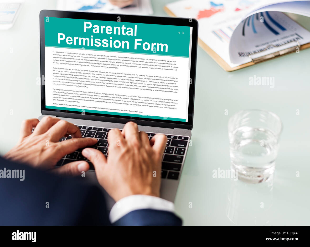 Autorizzazione parentale forma il concetto di contratto Foto Stock