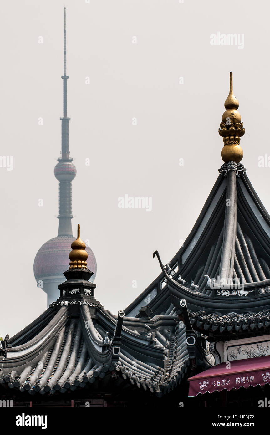Il vecchio incontra il nuovo con il Pearl Tower che incombe sul Chenghuang Miao (Città tempio di Dio) Shanghai, Cina. Foto Stock