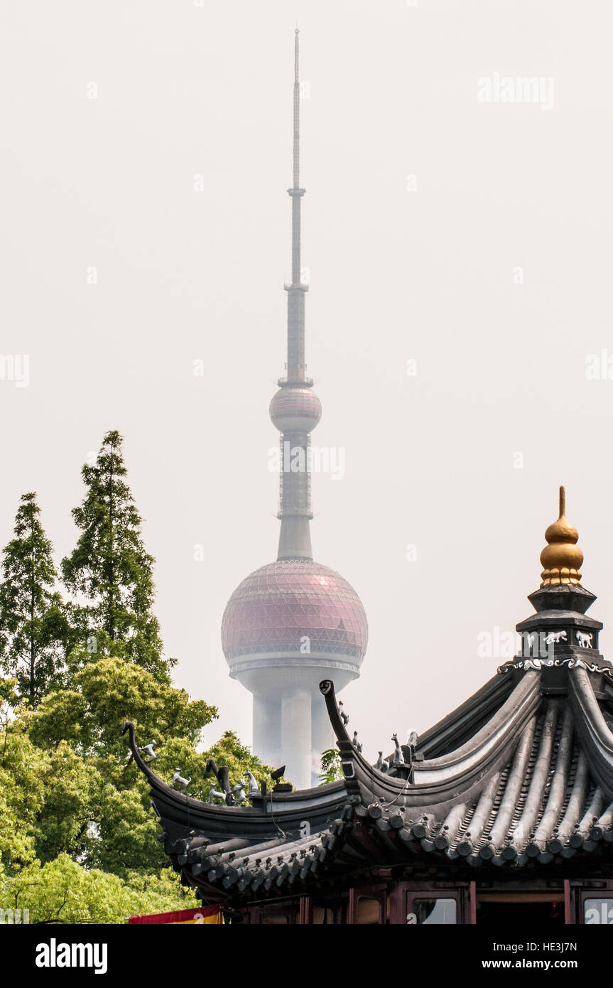 Il vecchio incontra il nuovo con incombente sull Chenghuang Miao (Città tempio di Dio) Shanghai, Cina. Foto Stock
