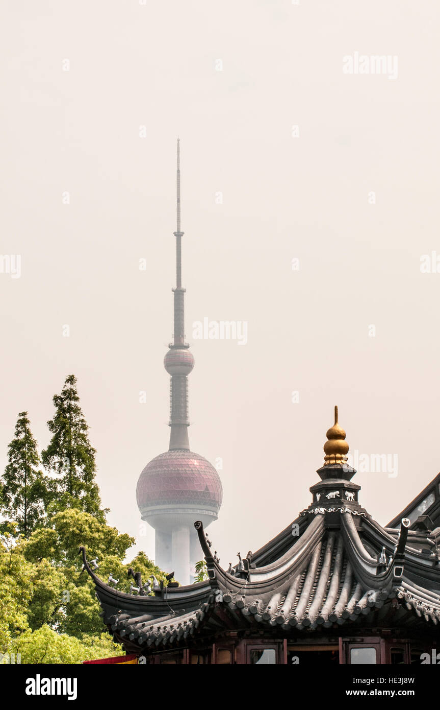 Il vecchio incontra il nuovo con il Pearl Tower che incombe sul Chenghuang Miao (Città tempio di Dio) Shanghai, Cina. Foto Stock