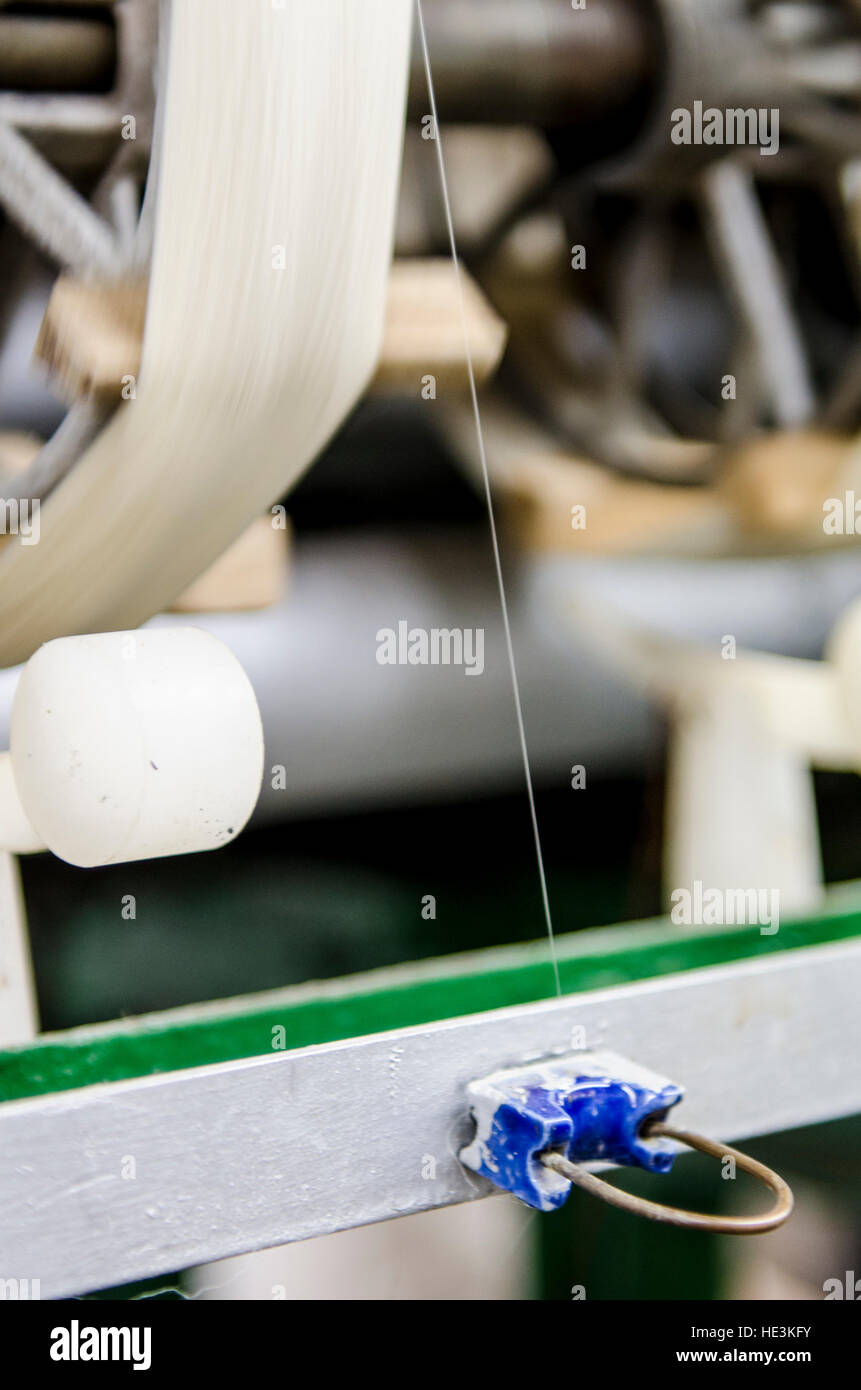 La filatura filo di seta da bozzoli presso la filatura della seta Mill Suzhou, Cina. Foto Stock