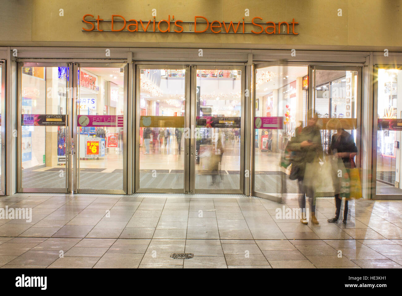 13/12/16, Cardiff, Galles. Un'immagine a bassa velocità dello shutter per mostrare il movimento di persone in entrata e in uscita di St David's Center. Foto Stock
