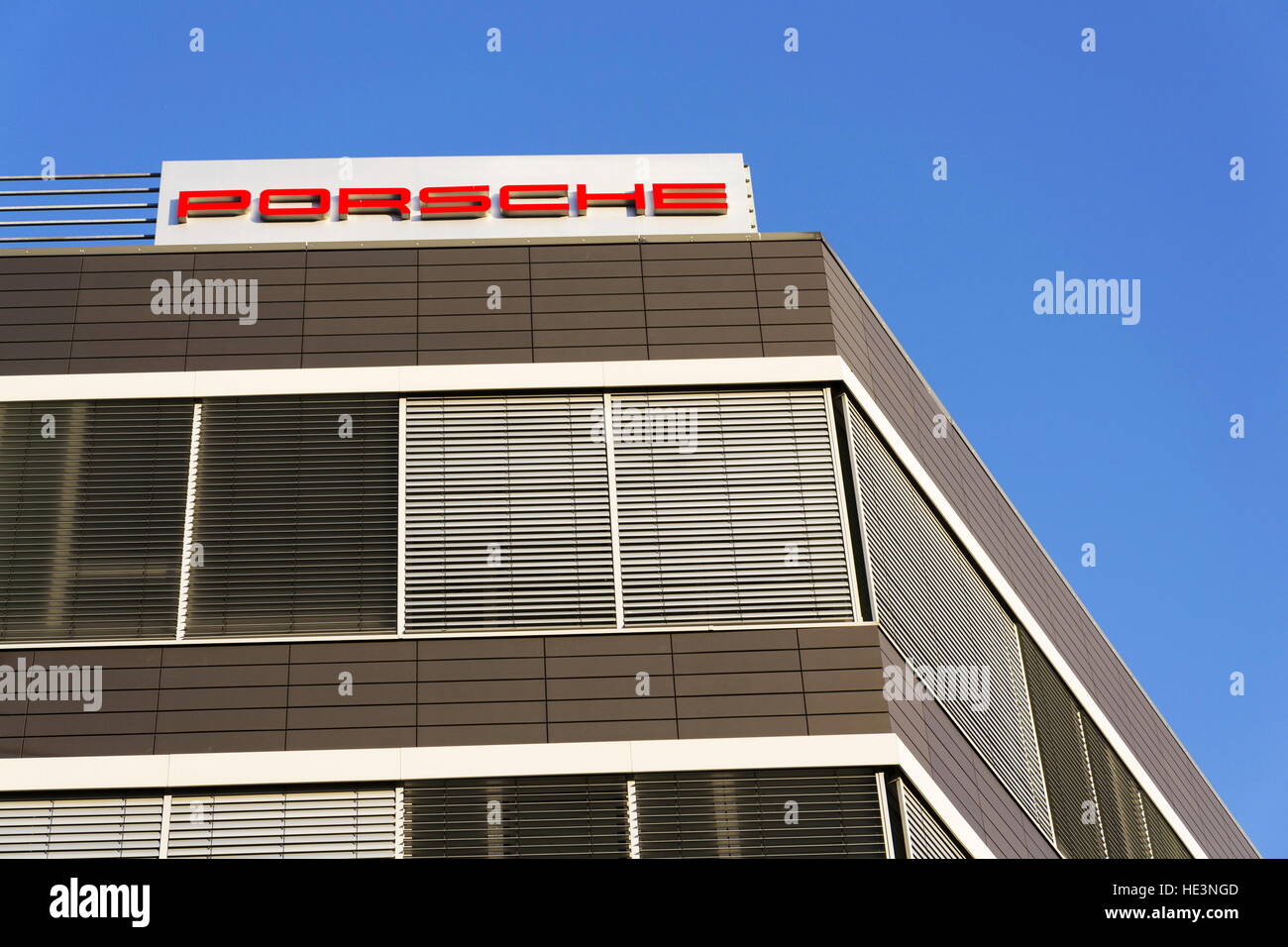 Porsche engineering company logo sul ceco headquarters building Foto Stock