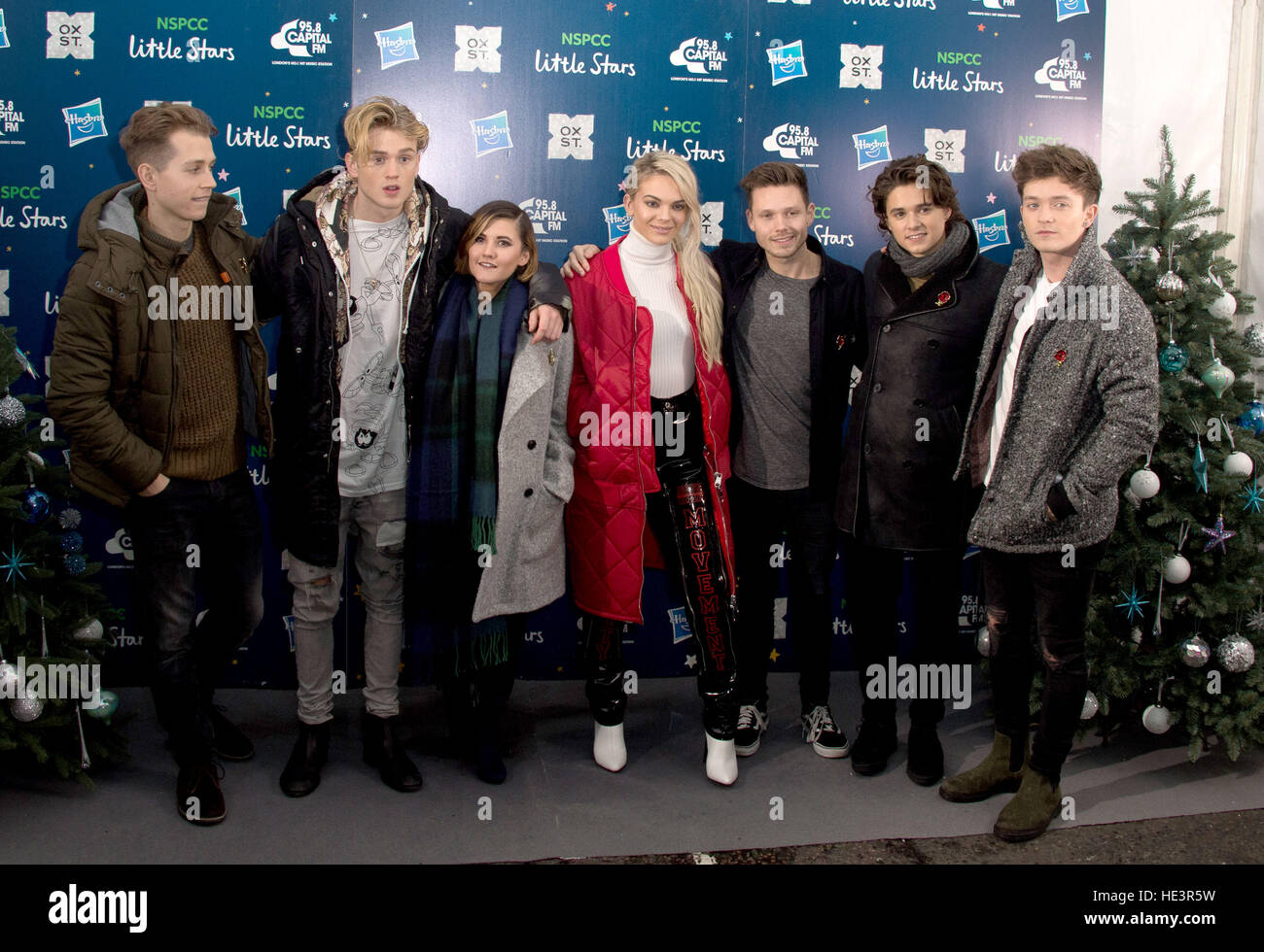 Le tomaie, Louisa Johnson, Aimee Vivian e Manning presenti alla cerimonia per accendere le strade di Oxford Le luci di Natale, su Oxford Street, Londra. Dotato di: le tomaie, Louisa Johnson, Aimee Vivian, Manning, Connor Sfera, Tristan Evans, James Foto Stock