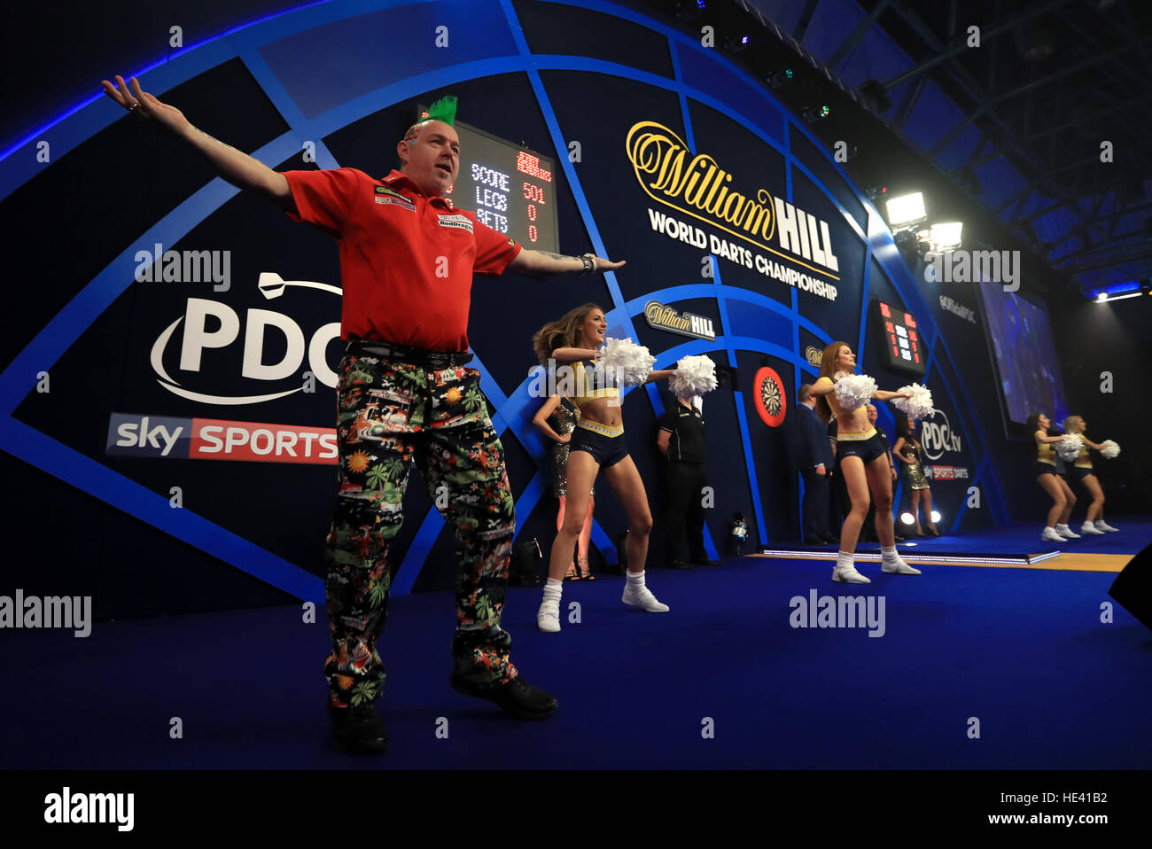 Peter Wright i gesti per la folla come egli arriva sul palcoscenico dopo la sua a piedi durante il giorno due di William Hill mondo freccette campionato a Alexandra Palace di Londra. Foto Stock