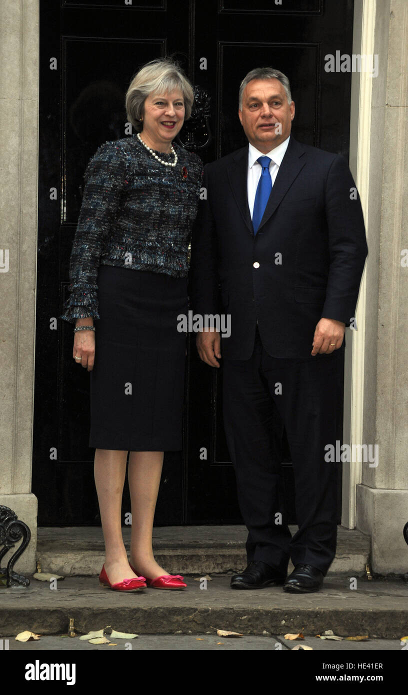 Il Primo Ministro inglese Theresa Maggio con il Primo Ministro ungherese Viktor Orban a Downing Street. Dotato di: Theresa Maggio, Viktor Orban dove: Londra, Regno Unito quando: 09 Nov 2016 Foto Stock