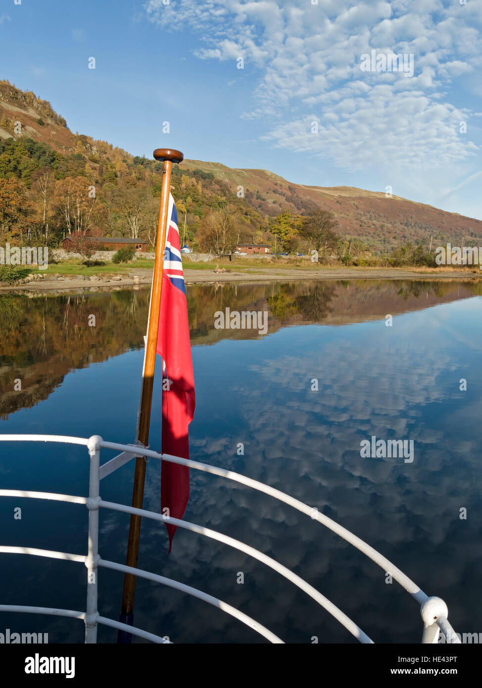 Riflessioni in Lake Ullswater visto su bianco stern rotaie del Western Belle 'steamer' Ullswater traghetto, Lake District, Inghilterra, Regno Unito. Foto Stock