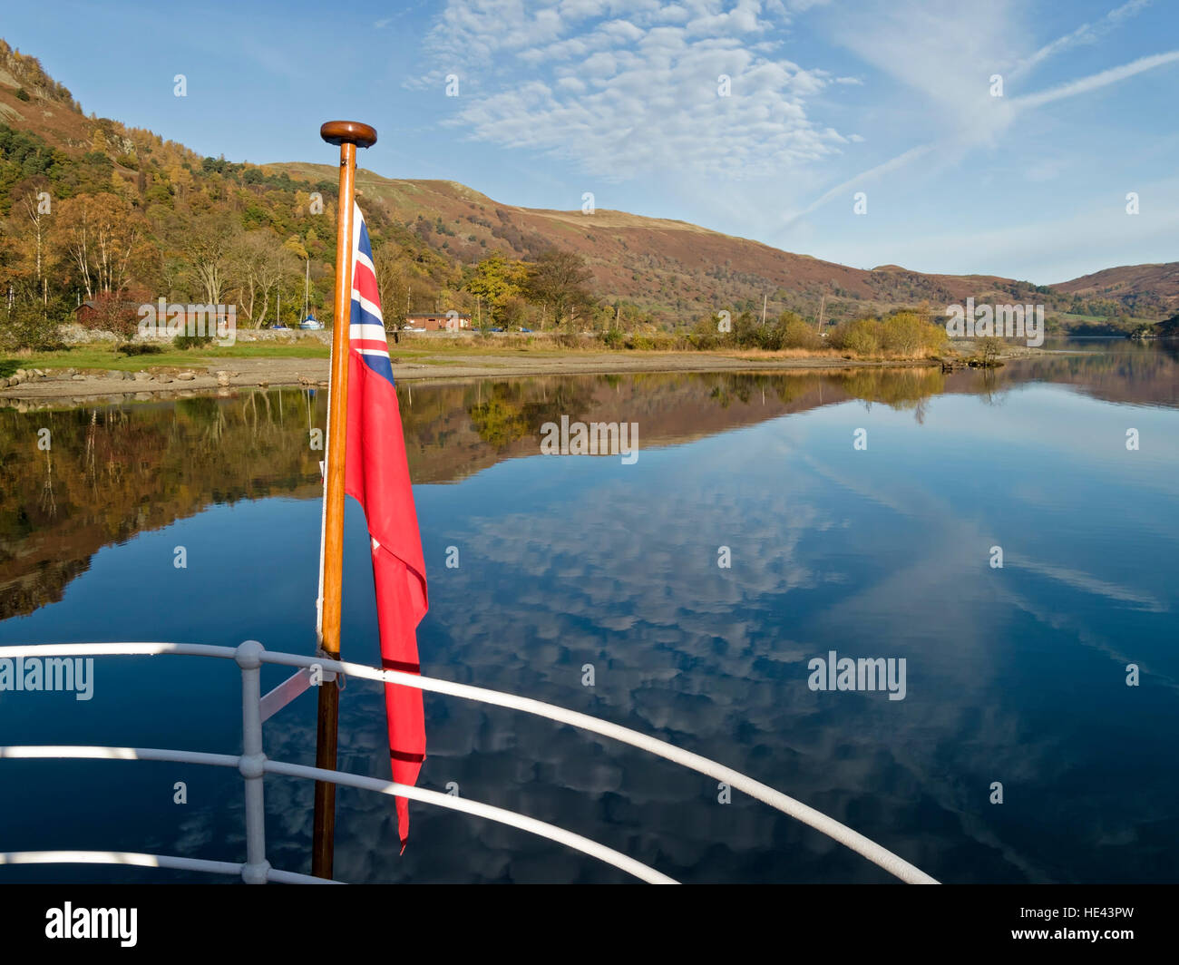 Riflessioni in Lake Ullswater visto su bianco stern rotaie del Western Belle 'steamer' Ullswater traghetto, Lake District, Inghilterra, Regno Unito. Foto Stock