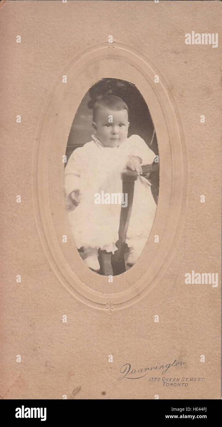 Questa fotografia storica cattura un bambino seduto su una sedia, offrendo uno sguardo sull'infanzia del XIX secolo. L'immagine riflette la società orientata alla famiglia del tempo e serve come promemoria delle prime tecniche fotografiche e del modo in cui la vita è stata documentata durante il periodo. Foto Stock