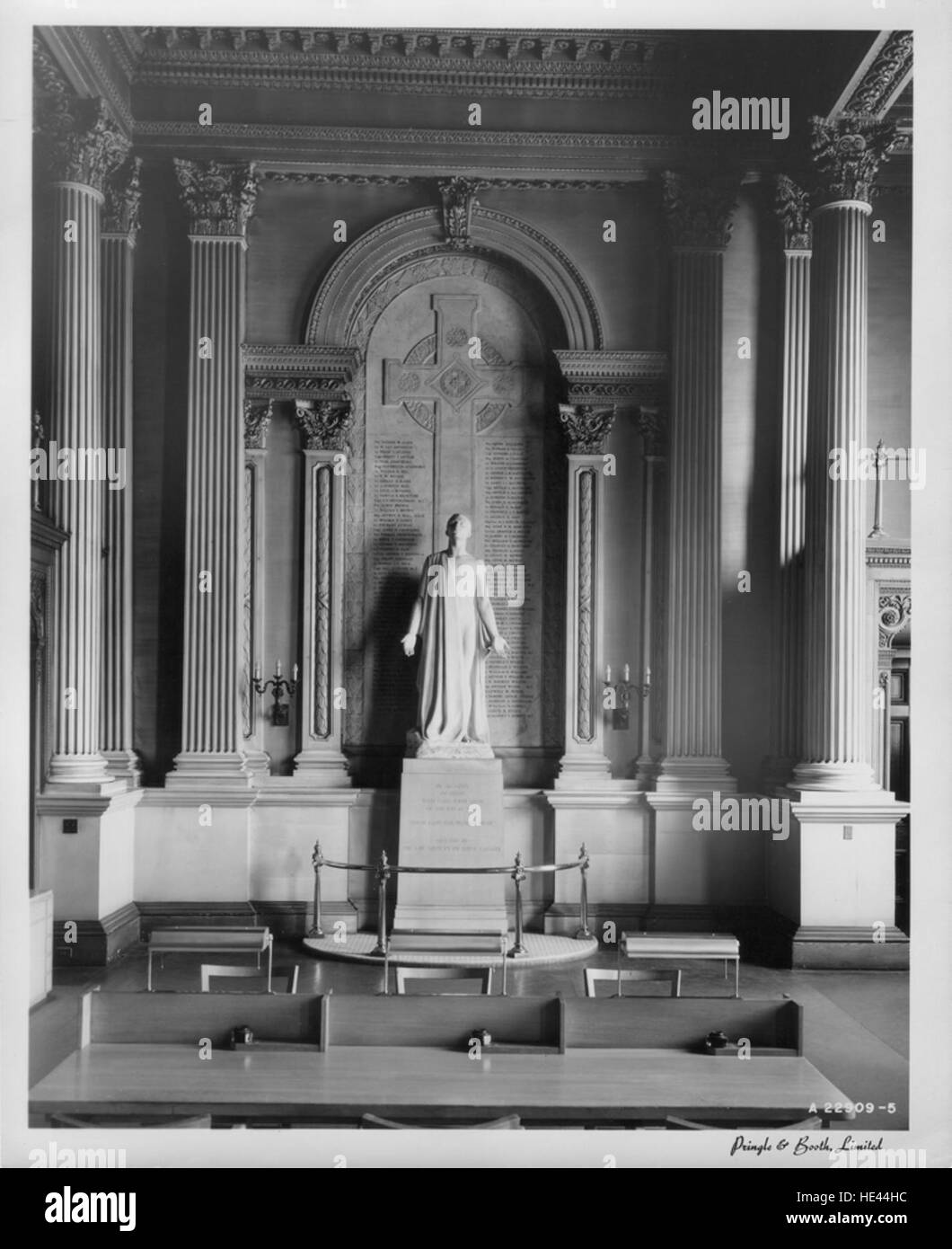 Una fotografia del memoriale della prima guerra mondiale all'Osgoode Hall, Toronto, in onore di coloro che hanno prestato servizio durante la grande Guerra. Il memoriale, creato da Frances Loring, cattura l'essenza del sacrificio in tempo di guerra. Foto Stock