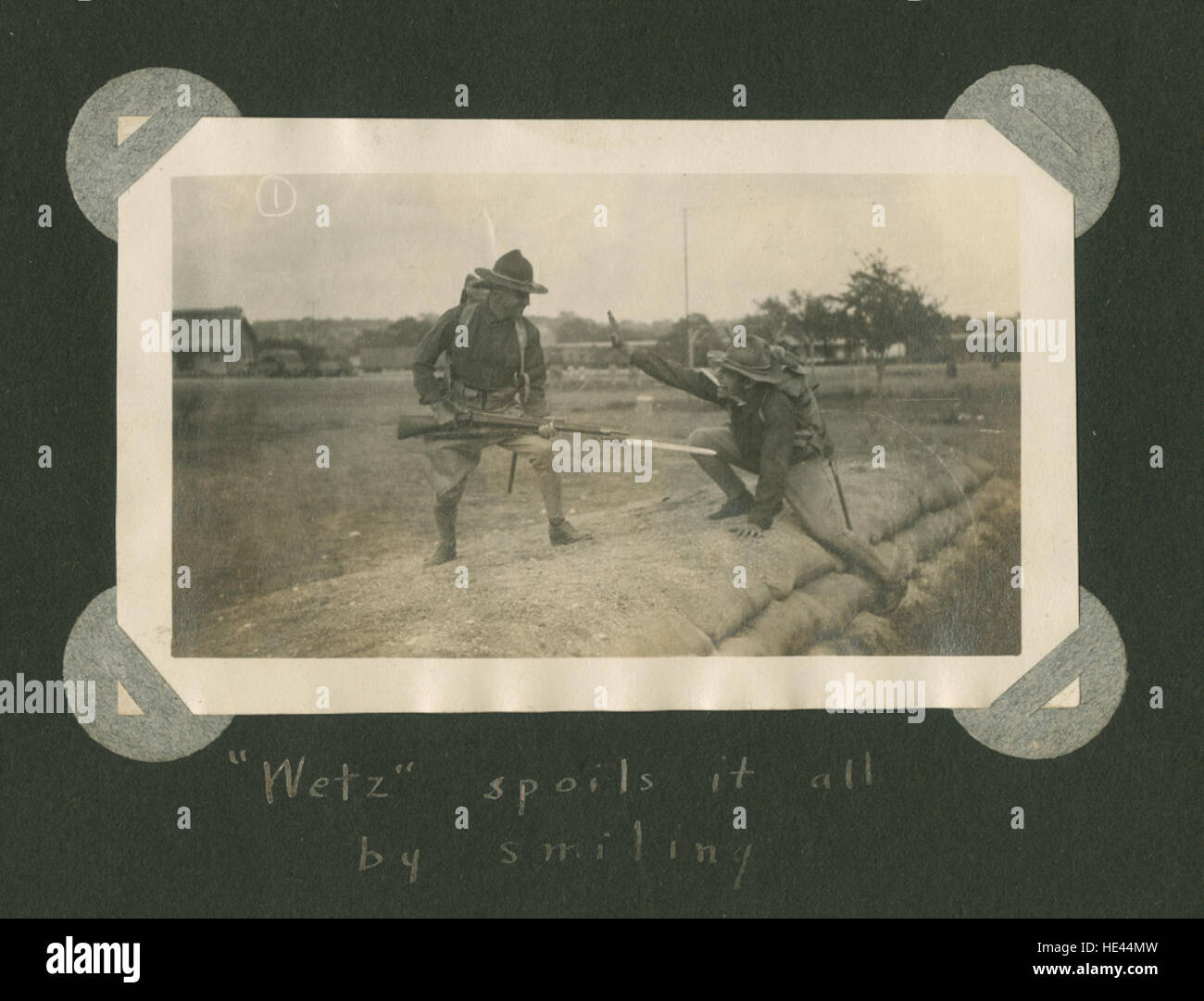 Questa immagine cattura un momento storico, preservando l'essenza di un'epoca passata. Rappresenta un'antica scena che riflette il passare del tempo, permettendo di dare uno sguardo al passato con attenzione ai dettagli storici. Foto Stock