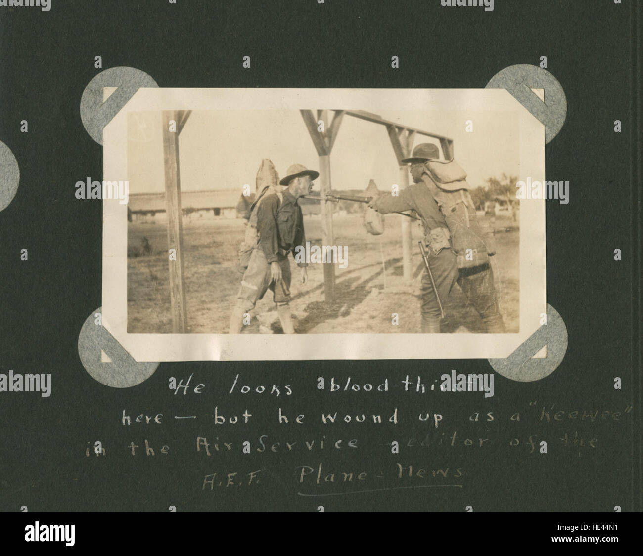 Questa immagine, etichettata come "A2014 0020 3 4 04 008 Bill B Opt", ritrae una scena antica o storica, probabilmente legata a un evento o a un'ambientazione di un'epoca passata, riflettendo sul passato attraverso una lente d'epoca. Foto Stock