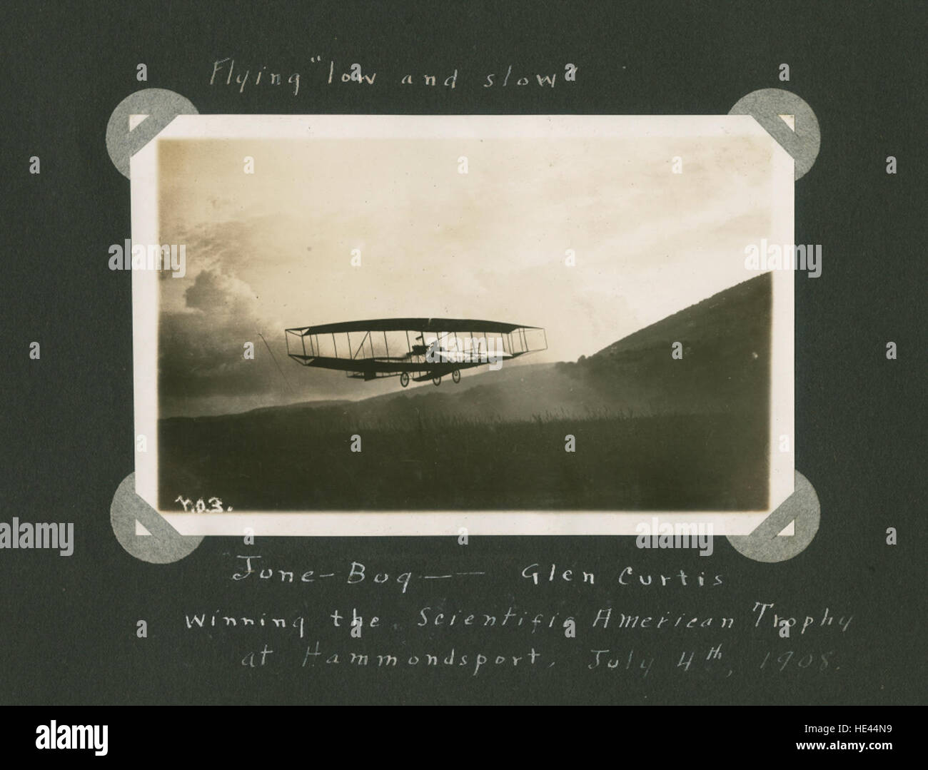 Questa immagine raffigura un primo biplano dell'Aerial Experiment Association, che mostra i progressi nella storia dell'aviazione. L'aereo, un aereo spintore, fu un progetto pionieristico all'inizio del XX secolo, contribuendo allo sviluppo del volo. Foto Stock