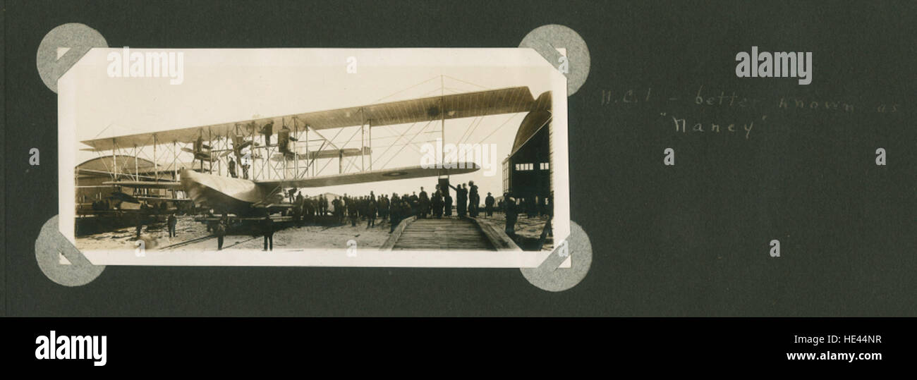 Questa fotografia storica cattura una scena con biplani e idrovolanti Curtiss Model NC, con folle di persone intorno. L'immagine evoca i primi giorni dell'aviazione, mostrando gli aerei d'epoca e il loro legame con la storia marittima e dell'aviazione. Foto Stock