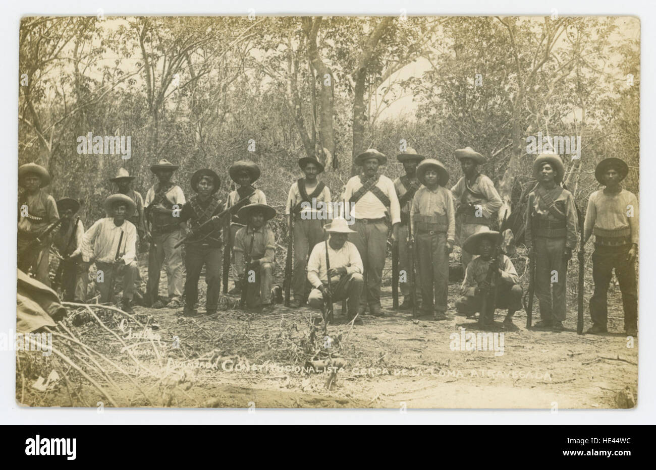Questa immagine, parte delle collezioni digitali della Southern Methodist University, rappresenta un momento chiave durante la rivoluzione messicana. Mostra le forze costituzionaliste che avanzano vicino a una collina, una scena cruciale nella progressione della rivoluzione. Foto Stock