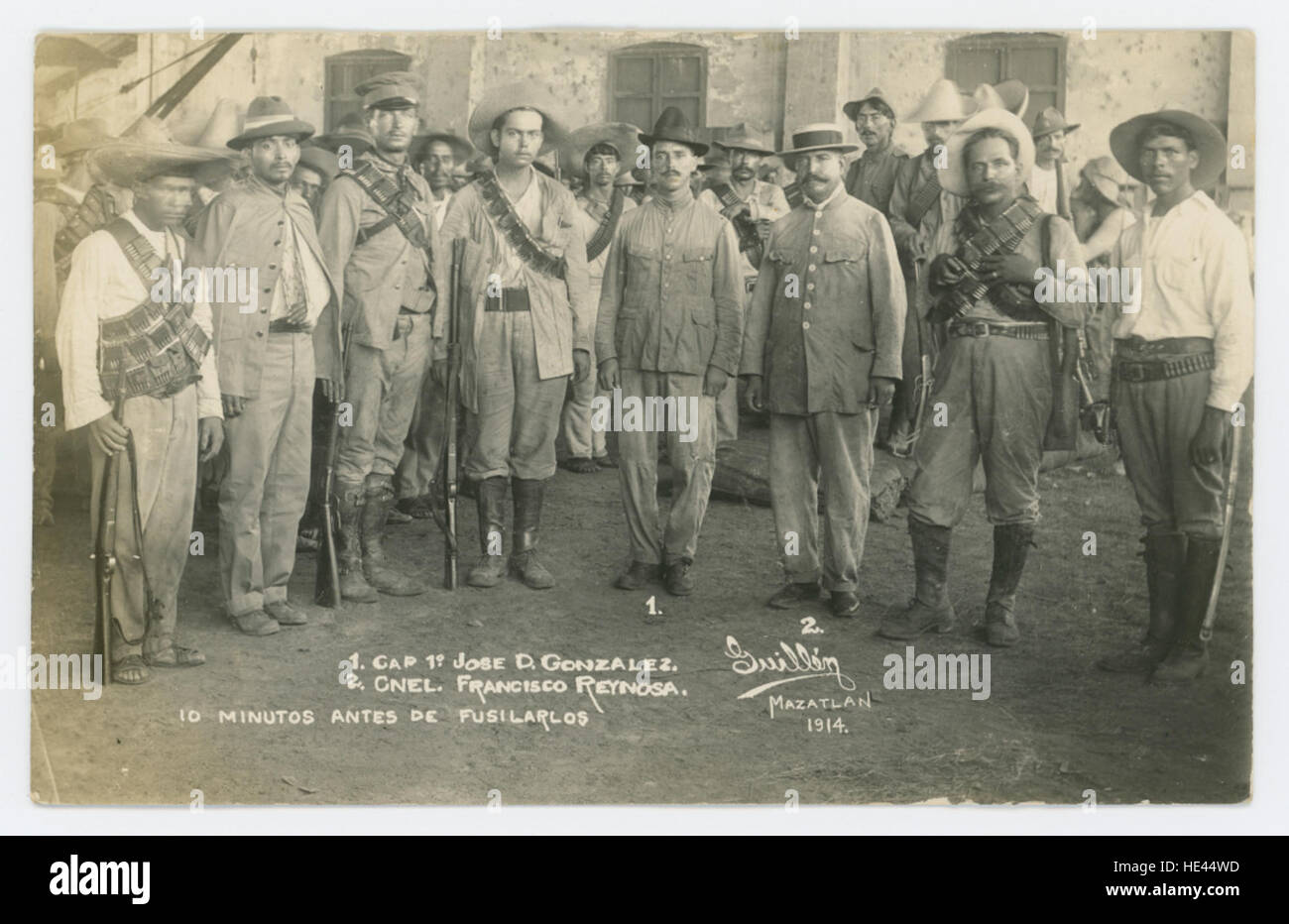 Questa immagine storica mostra il primo capitano Jose D Gonzalez e il colonnello Francisco Reynosa, figure chiave durante la rivoluzione messicana. La fotografia, parte delle collezioni digitali della Southern Methodist University, cattura un momento del conflitto in corso in Messico. Foto Stock