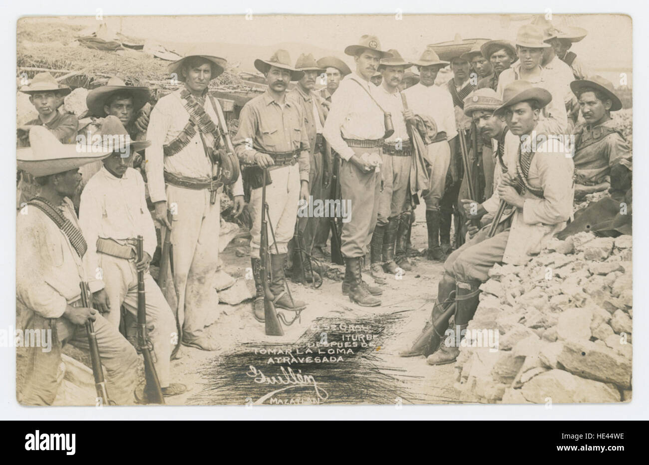 Questa immagine storica mostra il generale Iturbe, una figura chiave della rivoluzione messicana, dopo aver attraversato una collina. La foto cattura il generale in azione, segnando un momento significativo nella campagna militare della rivoluzione. L'immagine è un'importante rappresentazione visiva delle lotte e dei movimenti durante la rivoluzione messicana. Foto Stock