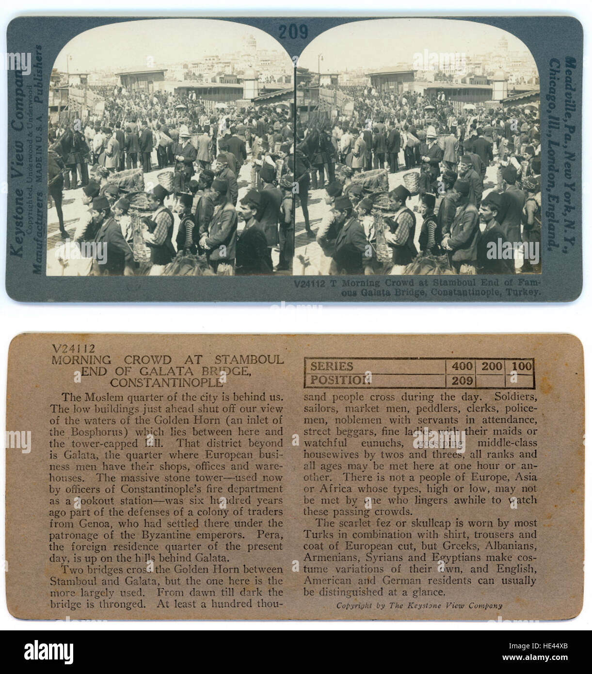 Questa immagine storica cattura la folla mattutina alla fine del famoso Ponte Galata a Costantinopoli (ora Istanbul), fornendo uno sguardo sulla vita quotidiana e la vibrante atmosfera della zona durante la fine del XIX o l'inizio del XX secolo. Foto Stock