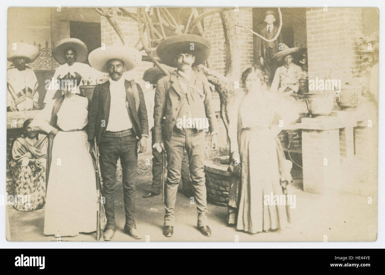Questa immagine storica cattura Emiliano Zapata, il leader rivoluzionario del Messico, con suo fratello Eufemio e le loro mogli. Rappresenta un momento chiave nella storia messicana durante la rivoluzione messicana. Foto Stock Questa immagine storica cattura Emiliano Zapata, il leader rivoluzionario del Messico, con suo fratello Eufemio e le loro mogli. Rappresenta un momento chiave nella storia messicana durante la rivoluzione messicana. Foto Stock