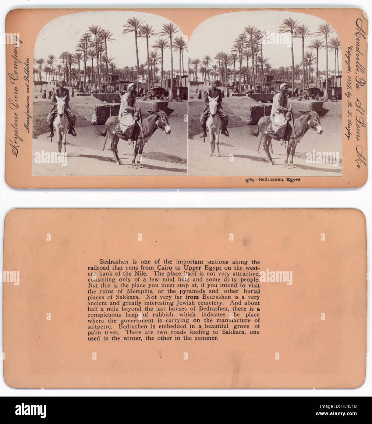 Questa immagine storica raffigura Bedrashen, un'antica città in Egitto, che mostra la sua architettura tradizionale e la vita quotidiana. La fotografia cattura l'essenza della vita nelle città egiziane, con gli asini visibili come parte del sistema di trasporto locale, che riflette l'era passata dell'Egitto rurale. Foto Stock
