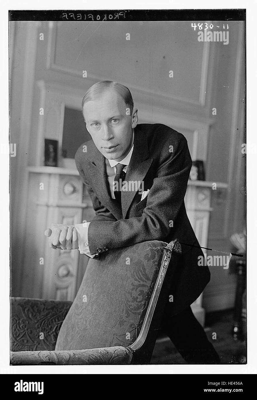 Questa immagine storica evoca l'epoca passata di Sergei Prokofiev, riflettendo il clima culturale e politico dei primi anni del XX secolo. L'immagine cattura un'atmosfera antica con legami con i contributi di Prokofiev alla musica classica. Foto Stock