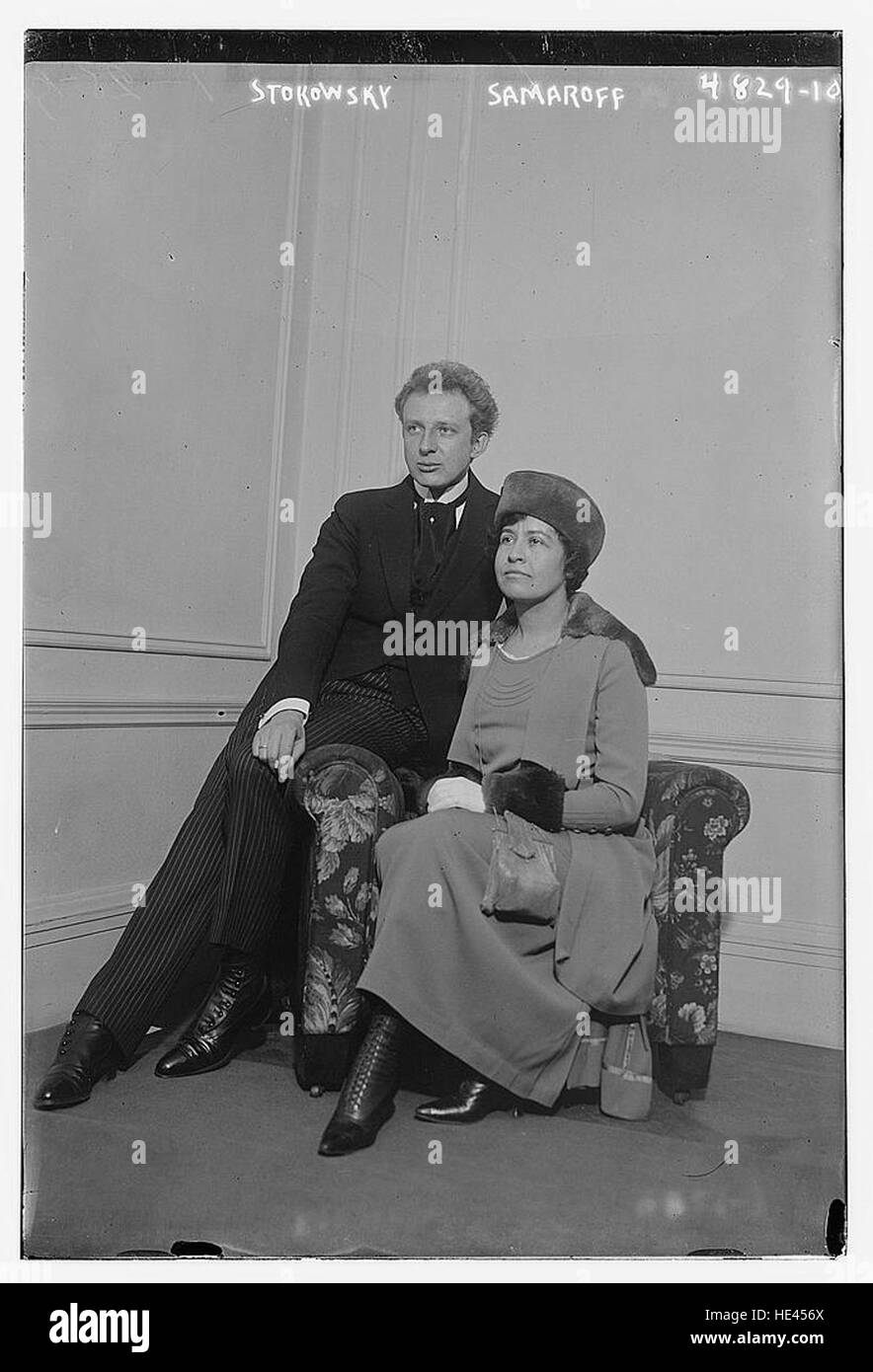 Questa immagine storica cattura le figure di Stokowsky e Samaroff, evidenziando il loro significato nella storia culturale e musicale del loro tempo. Riflette i loro contributi alla musica classica e i loro ruoli nelle arti dello spettacolo Foto Stock