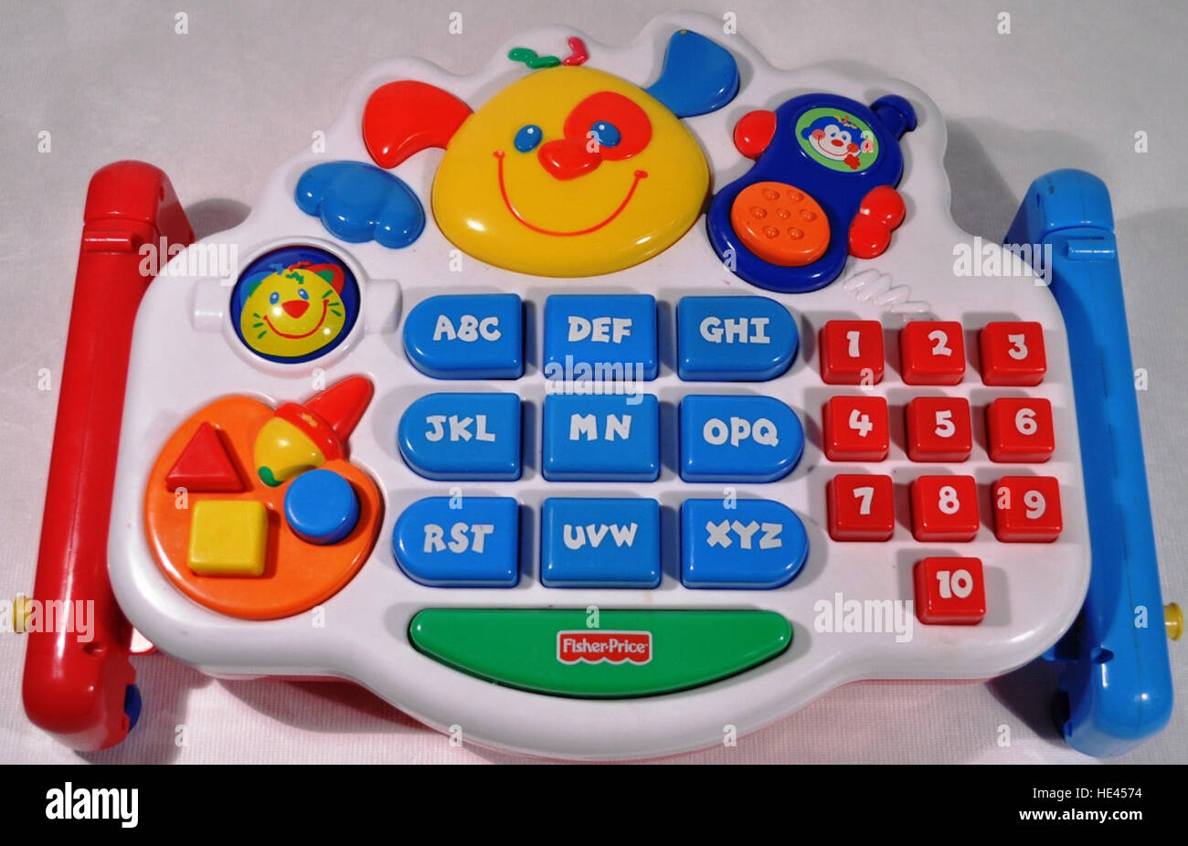 Questo giocattolo vintage Fisher Price, prodotto a metà del XX secolo, riflette l'impegno dell'azienda nella creazione di giocattoli educativi e interattivi per i bambini. Noti per la loro durata e il design semplice, questi giocattoli sono diventati un simbolo dell'infanzia per generazioni. Foto Stock