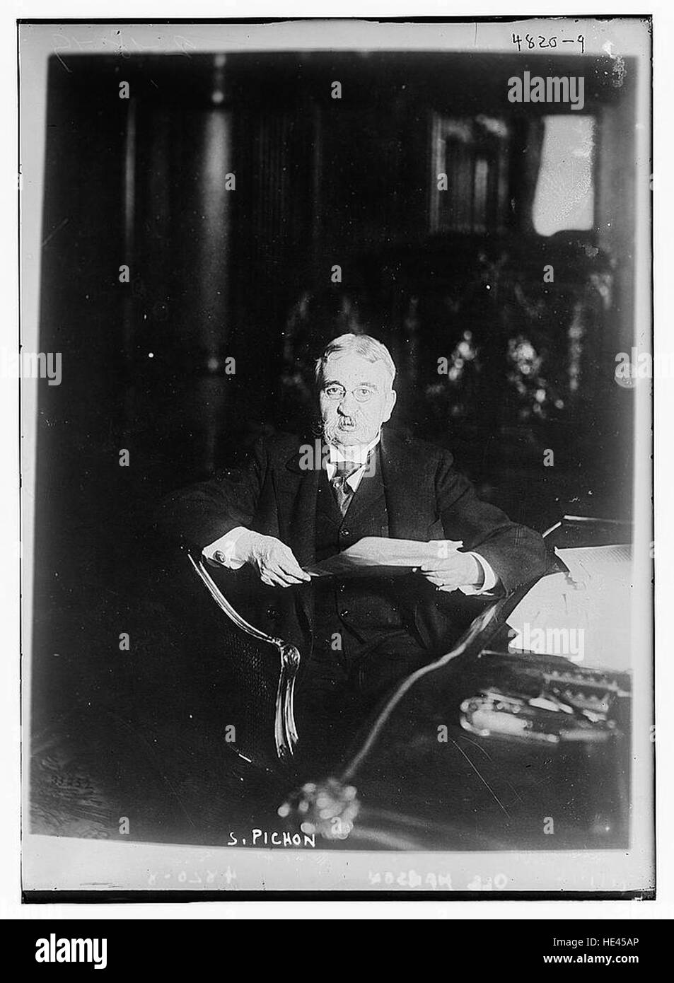 Questa immagine cattura l'essenza storica del passato, concentrandosi sul lavoro e sul periodo di tempo di S. Pichon, una figura o artista notevole di un'epoca precedente. L'immagine offre uno sguardo sulla storia passata dell'individuo o del luogo raffigurato. Foto Stock
