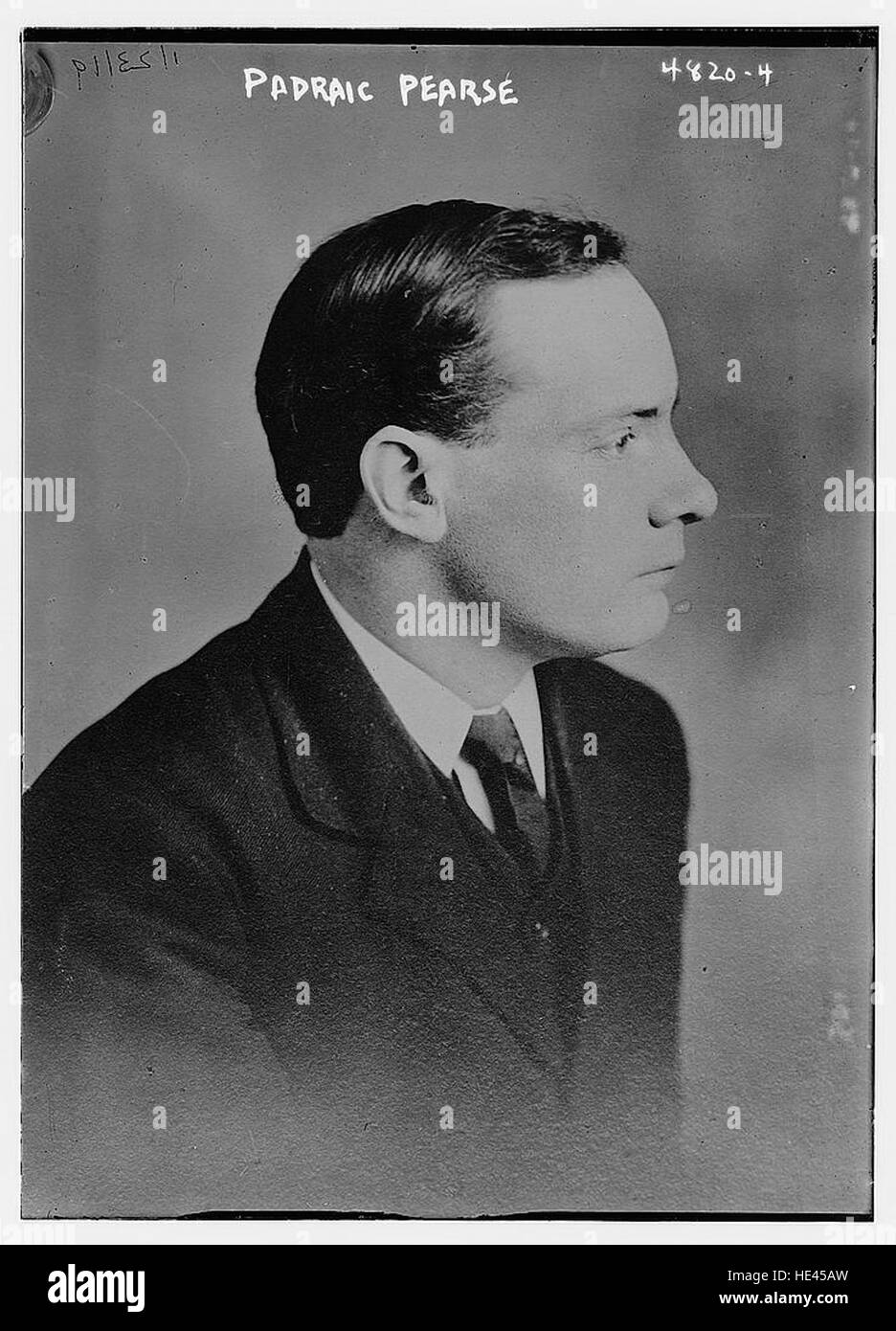 Padraic Pearse, un nazionalista irlandese e leader della rivolta di Pasqua del 1916, è catturato in questa immagine storica, che simboleggia la lotta per l'indipendenza irlandese. Foto Stock