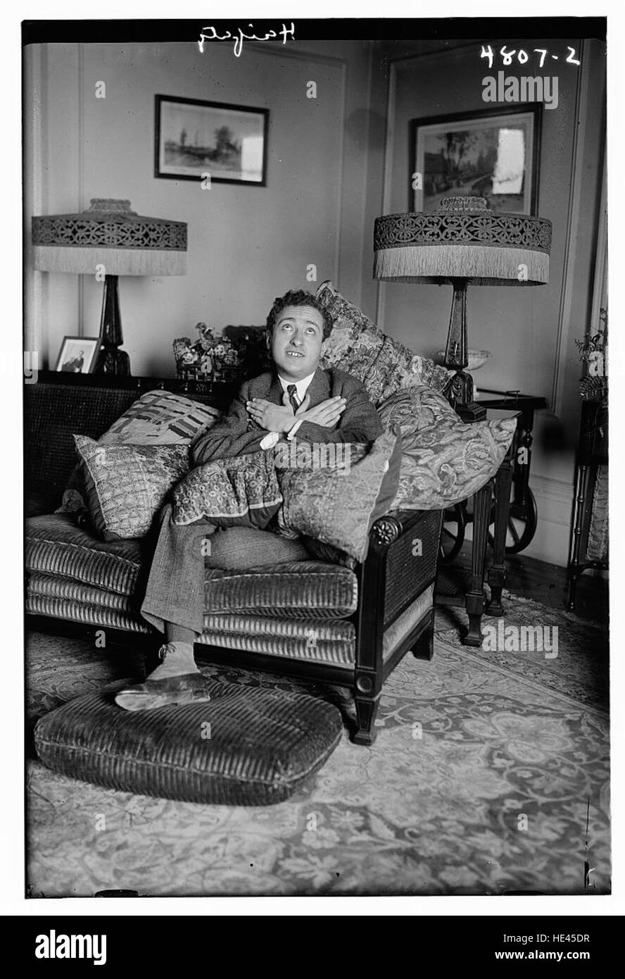 Questa immagine cattura l'essenza del leggendario violinista Jascha Heifetz, noto per la sua tecnica impareggiabile e l'influenza storica nel mondo della musica classica. Un simbolo di grandezza musicale e di arte. Foto Stock