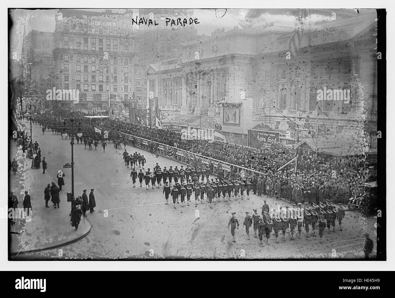 Il dipinto "Naval Parade" cattura una storica processione navale, mostrando le navi navali e i loro marinai. L'immagine riflette la grandezza e l'abilità militare degli eventi navali passati, simboleggiando la storia marittima. Foto Stock