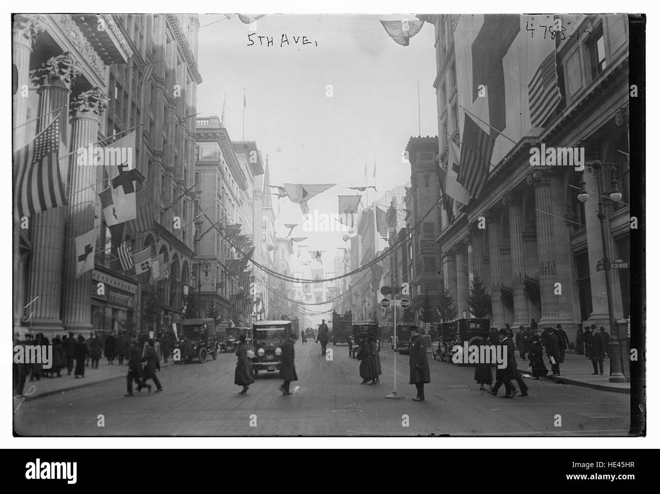 Una fotografia storica della 5th Avenue cattura l'essenza di questa iconica strada di New York durante un'epoca passata. L'immagine fornisce uno sguardo al passato, mostrando l'architettura, la moda e l'atmosfera della zona. Foto Stock