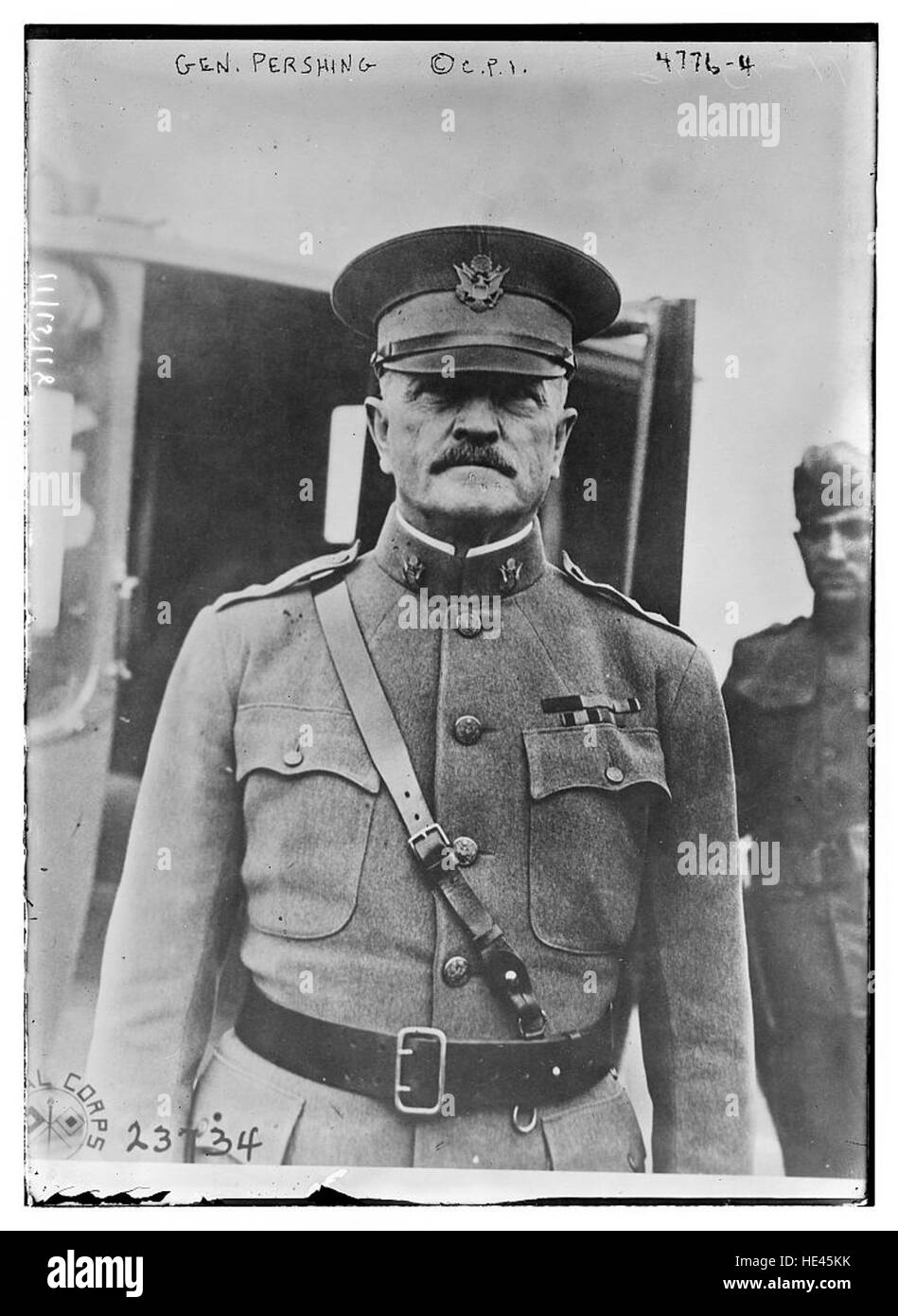 Un'immagine del generale John J. Pershing, una figura di spicco nella storia militare americana. Pershing servì come comandante delle forze di spedizione americane durante la prima guerra mondiale, e questa immagine storica cattura la sua leadership durante il conflitto. Foto Stock