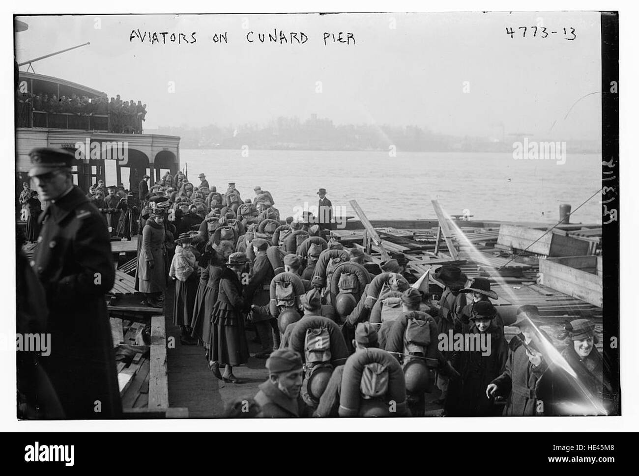 Questa immagine storica cattura gli aviatori al Cunard Pier, mostrando un momento nella storia dell'aviazione. La fotografia mette in evidenza i pionieri del volo e il significato di questo luogo nello sviluppo del viaggio aereo. Foto Stock