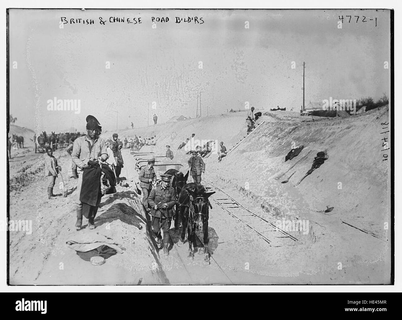Un'immagine storica che mostra i costruttori britannici e cinesi nel contesto della costruzione di strade, illustrando il loro contributo allo sviluppo delle infrastrutture. Foto Stock